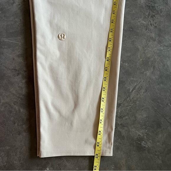 Lululemon Warpstreme Multi-Pocket Mid-Rise Golf Pant 28"
Trench - Picture 13 of 14